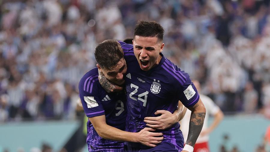 Julián Álvarez e Enzo Fernandez comemoram gol da Argentina sobre a Polônia - Clive Brunskill/Getty Images