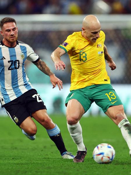 Alexis Mac Allister tenta desarmar Mooy em Argentina x Austrália, jogo da Copa do Mundo - Molly Darlington/Reuters