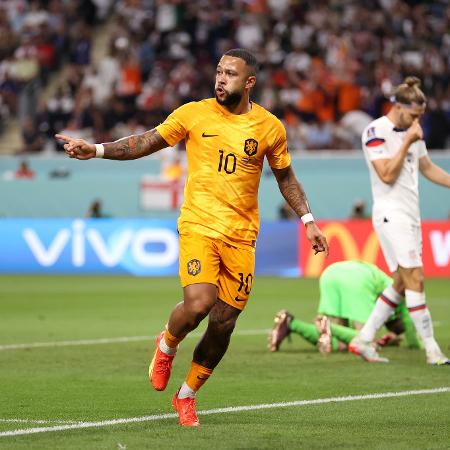 Memphis Depay da Holanda, comemora o seu gol durante a partida entre  Holanda e Estados Unidos, pelas oitavas de final da Copa do Mundo FIFA Qatar  2022, Estádio Internacional Khalifa neste sábado