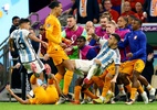 Argentino chuta bola no banco da Holanda e inicia confusão na Copa; veja - REUTERS/Bernadett Szabo