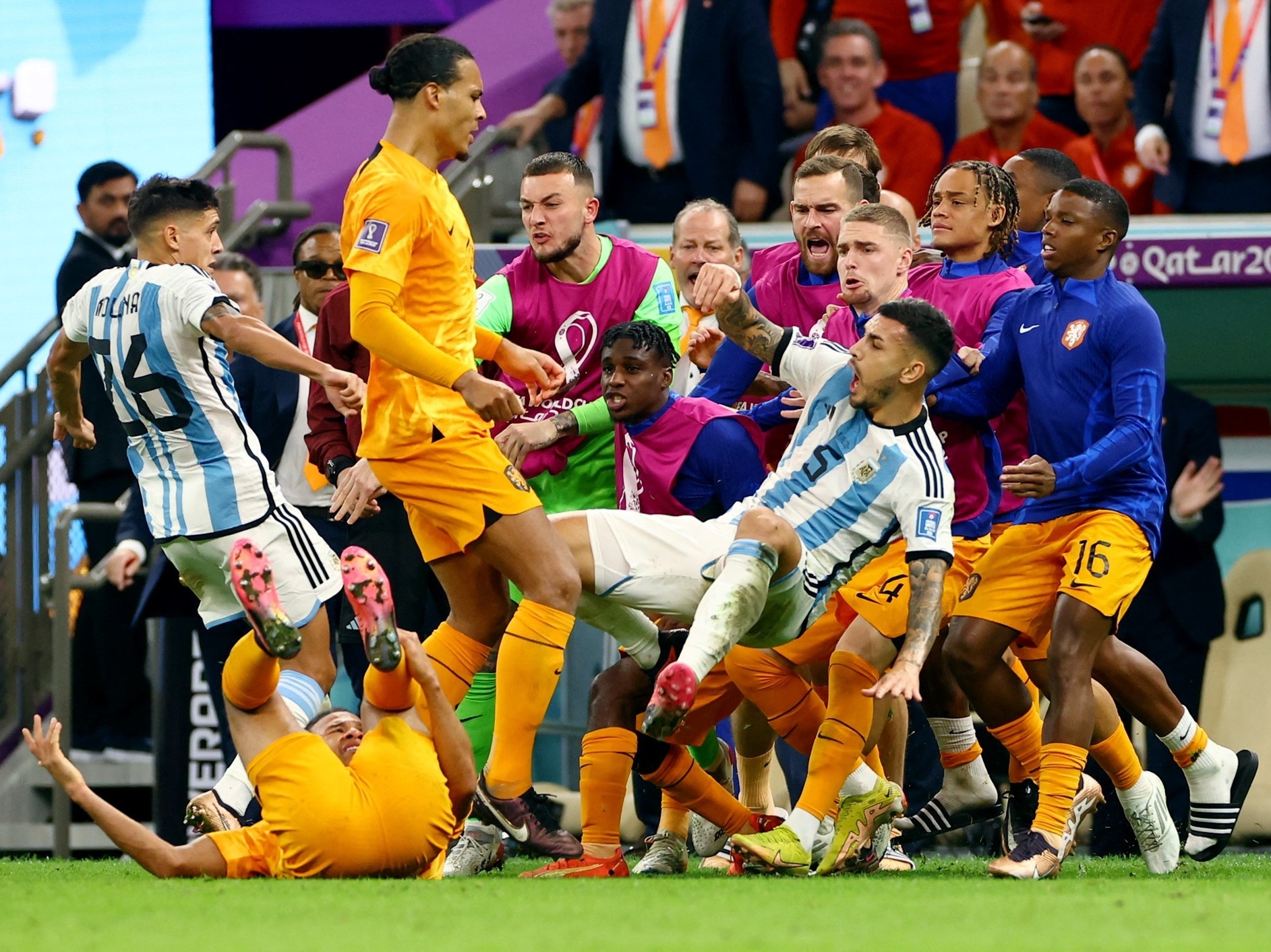 Decisão tensa entre Holanda e Espanha durante Copa do Mundo da