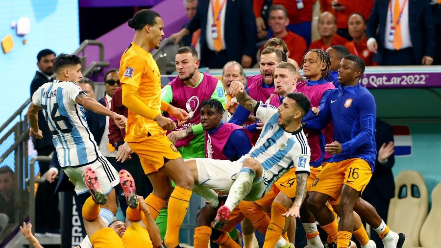 Jogadores da Holanda cobram Paredes após argentino chutar a bola no banco holandês - REUTERS/Bernadett Szabo
