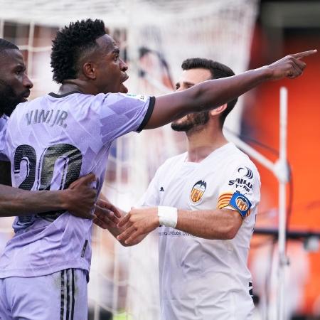 Vinícius Jr. aponta para torcedor após sofrer ofensas racistas em Valencia x Real Madrid. - Quality Sport Images/Getty Images