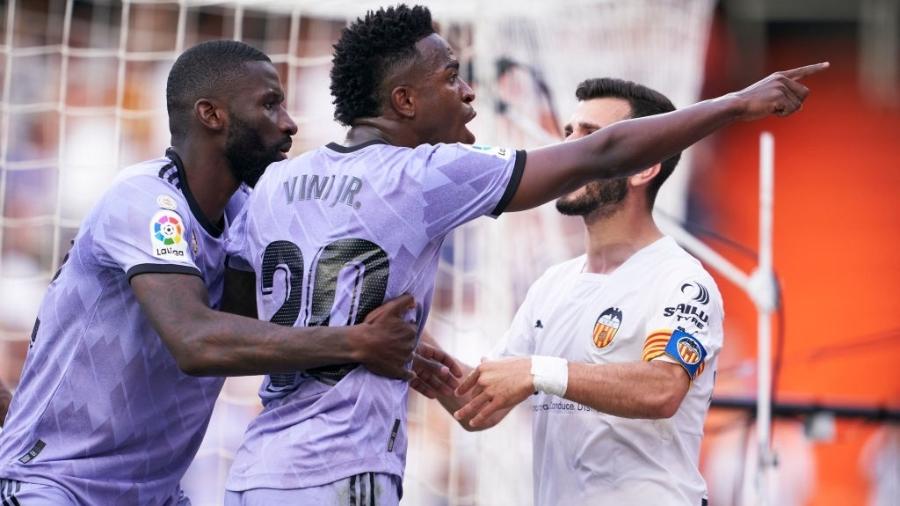 Vinícius Jr. aponta para torcedor após sofrer ofensas racistas em Valencia x Real Madrid. - Quality Sport Images/Getty Images