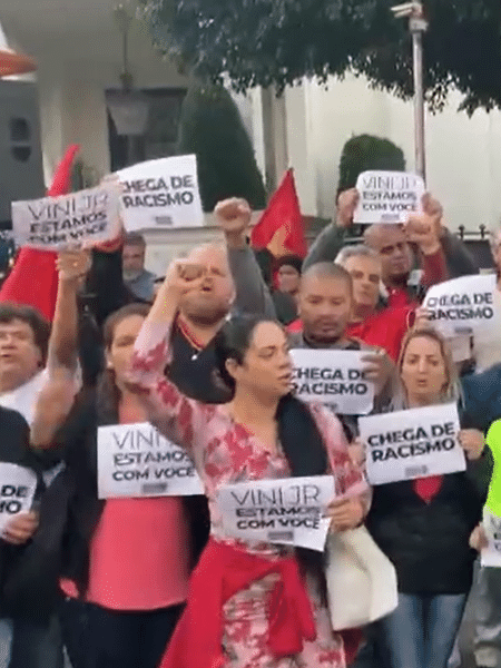 Manifestantes em ato de solidariedade a Vini Jr em frente ao Consulado da Espanha, em São Paulo  - Reprodução/Twitter Ponte Jornalismo