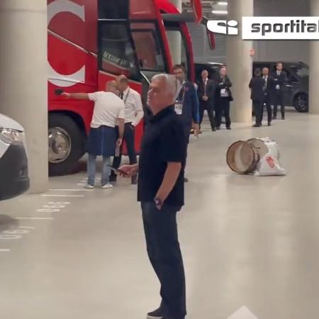 José Mourinho, técnico da Roma, xinga árbitro no estacionamento da Puskás Aréna - Reprodução/SportItalia