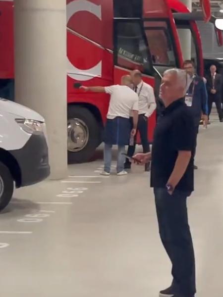 José Mourinho, técnico da Roma, xinga árbitro no estacionamento da Puskás Aréna após a final da Liga Europa - Reprodução/SportItalia