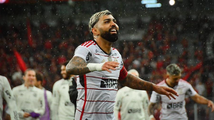 Gabigol comemora com torcida do Flamengo após classificação à semifinal da Copa do Brasil sobre o Athletico - Marcos Aurélio/Agência Estado