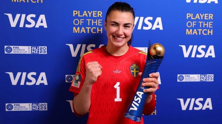Zecira Musovic recebe prêmio de melhor jogadora da partida entre Suécia x EUA na Copa feminina