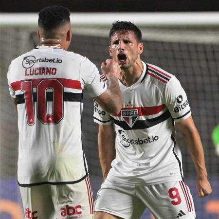 Calleri, do São Paulo, comemora seu gol sobre o San Lorenzo, pela volta das oitavas da Sul-Americana