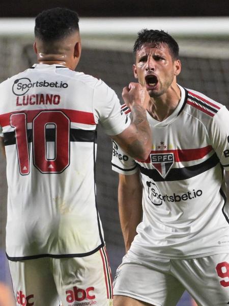 Calleri, do São Paulo, comemora seu gol sobre o San Lorenzo, pela volta das oitavas da Sul-Americana