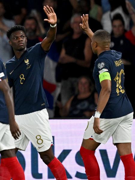 Tchouaméni e Mbappé comemoram gol da França sobre a Irlanda em jogo das Eliminatórias da Eurocopa