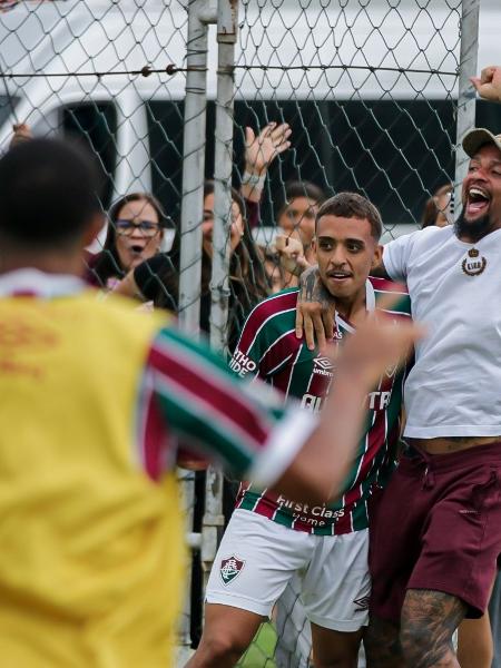 Davi Melo e seu pai, Felipe Melo, comemoram gol na Copa Rio