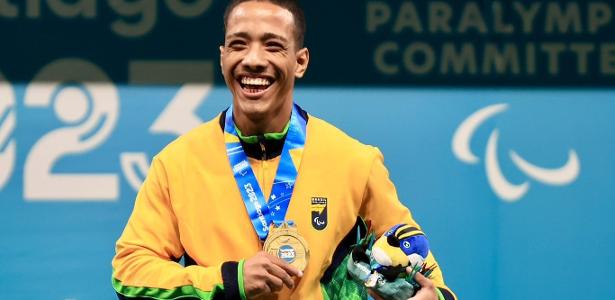 O brasileiro Lucas Galvão foi ouro na categoria até 49kg do halterofilismo no Parapan