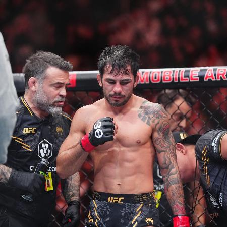 Alexandre Pantoja defendeu seu cinturão do UFC com êxito