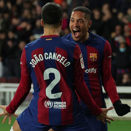 Vitor Roque, do Barcelona, comemora gol diante do Osasuna