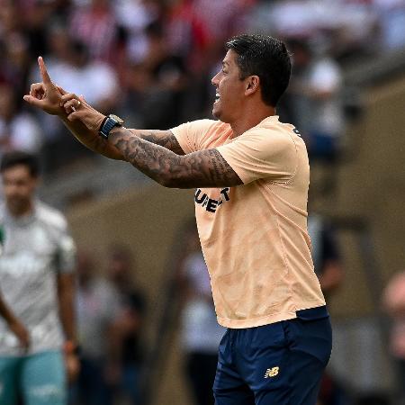 Thiago Carpini, técnico do São Paulo, passa instrução no jogo contra o Palmeiras, pela Supercopa do Brasil