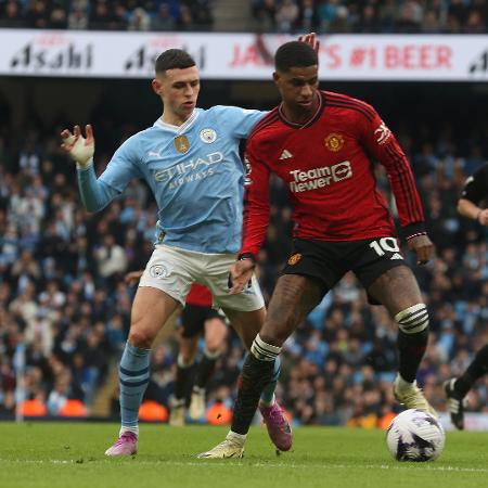 Rashford, do United, disputa com Foden, do City, em jogo pelo Campeonato Inglês - Matthew Peters/Manchester United via Getty Images