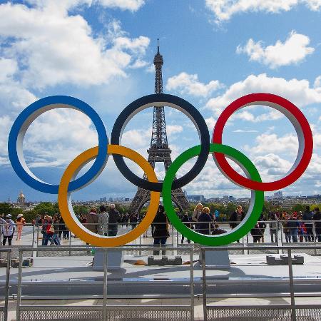 Anéis olímpicos na frente da Torre Eiffel, em Paris; Olimpíadas começam em julho