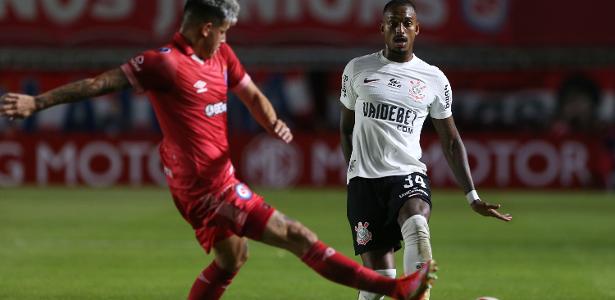Corinthians tropeça novamente com derrota por gol-relâmpago e expulsão incomum.