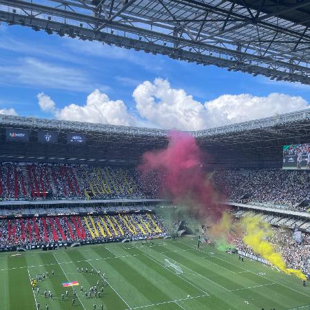 Arena MRV, estádio do Atlético-MG, enfeitada com faixas com as cores da bandeira do RS
