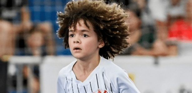 Palmeiras oferece salário alto e R$ 200 mil para contratar promessa corintiana.