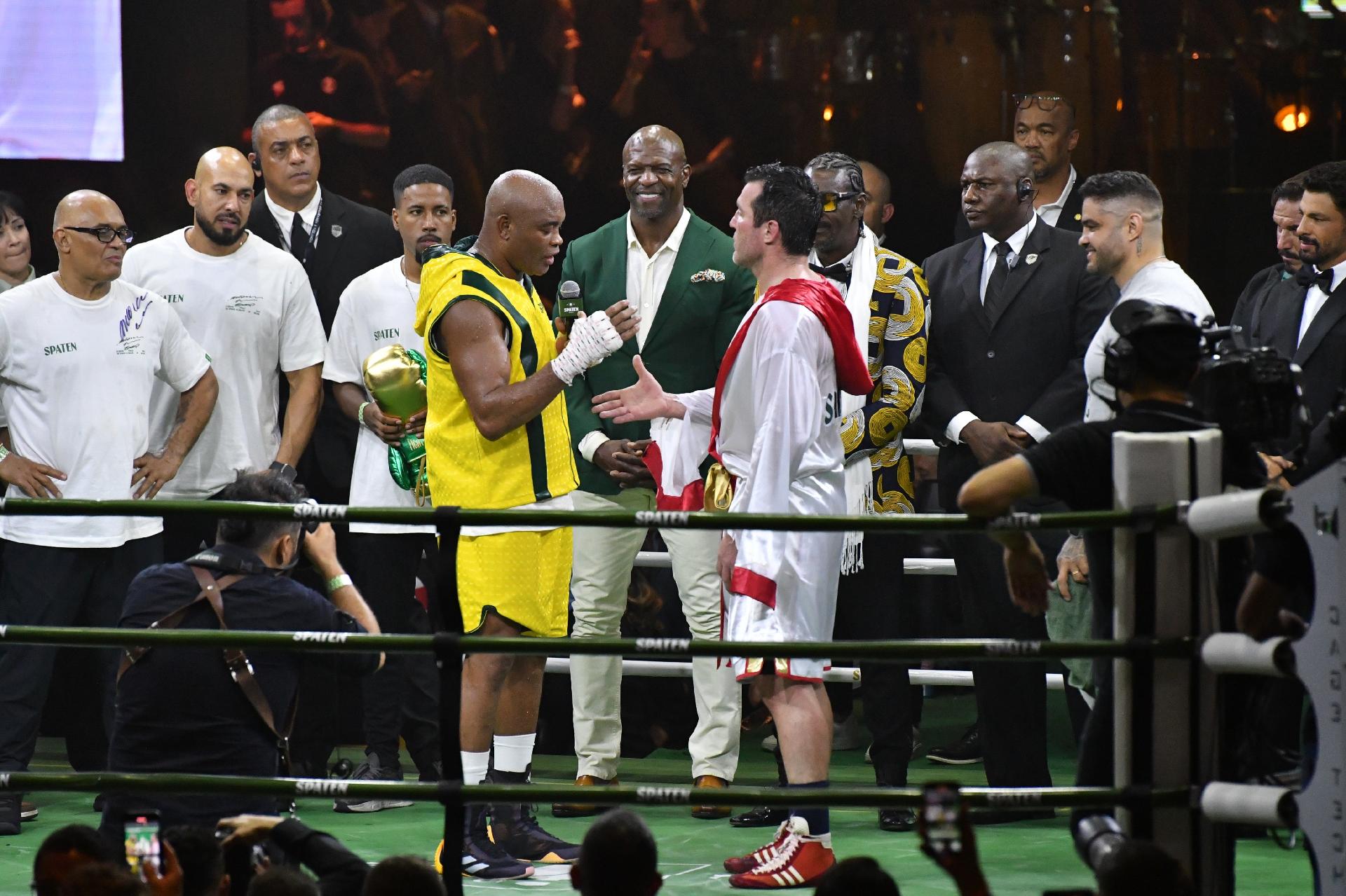 Anderson Silva e Chael Sonnen se apresentaram por cinco rounds - undefined