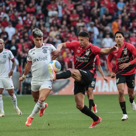 Luiz Araújo e Esquivel disputam bola em confronto entre Flamengo e Athletico - Robson Mafra/AGIF