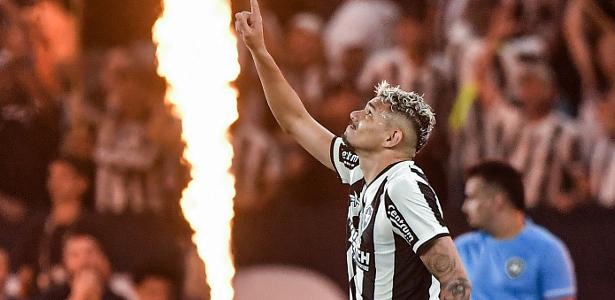 Botafogo vence e se isola na liderança, frustrando estreias no Palmeiras.