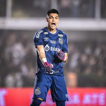 Goleiro Gabriel Brazão durante partida do Santos contra o Coritiba