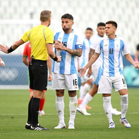 Jogadores da Argentina reclamam com a arbitragem após o jogo contra Marrocos, pelas Olimpíadas, ser retomado