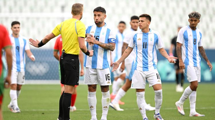 Jogadores da Argentina reclamam com a arbitragem após o jogo contra Marrocos, pelas Olimpíadas, ser retomado