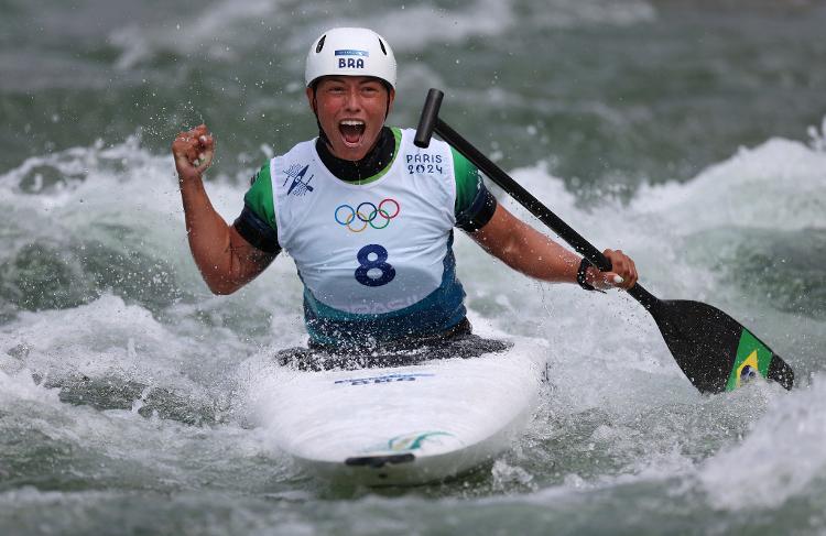 Ana Sátila comemora após conquistar a vaga na final da canoagem slalom C1 nas Olimpíadas de Paris