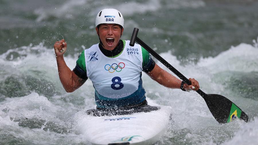 Ana Sátila comemora após conquistar a vaga na final da canoagem slalom C1 nas Olimpíadas de Paris