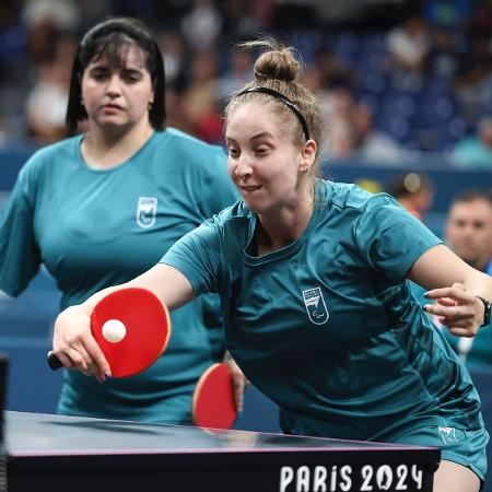 Bruna Alexandre e Danielle Rauen em ação durante jogo contra as ucranianas Lytovchenko e Shynkarova