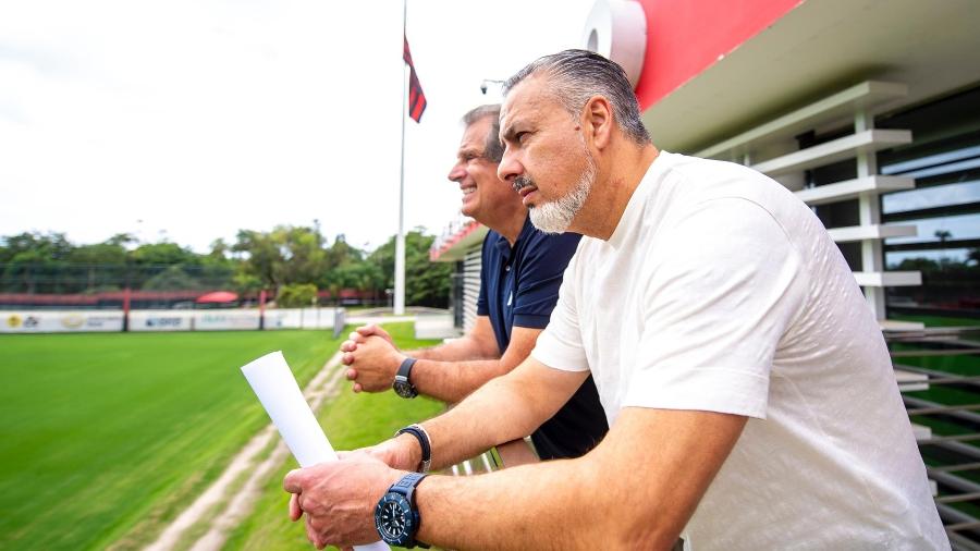 José Boto e BAP no Ninho do Urubu, CT do Flamengo: ser profissional não é garantia de sucesso