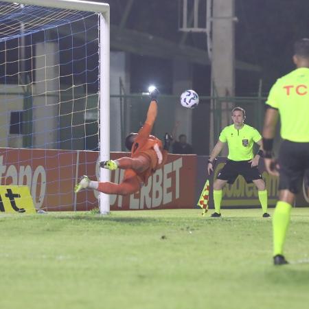 Copa do Brasil: Goleiro pega pênalti e alfineta diretoria de ex-time