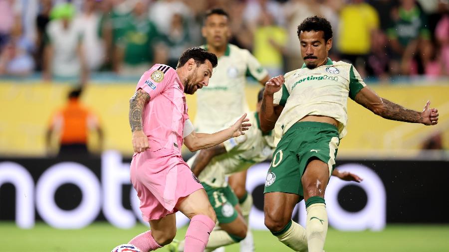 Messi tenta fazer a jogada diante de Lucas Evangelista em Inter Miami x Palmeiras, confronto do Mundial Messi tenta fazer a jogada diante de Lucas Evangelista em Inter Miami x Palmeiras, confronto do Mundial