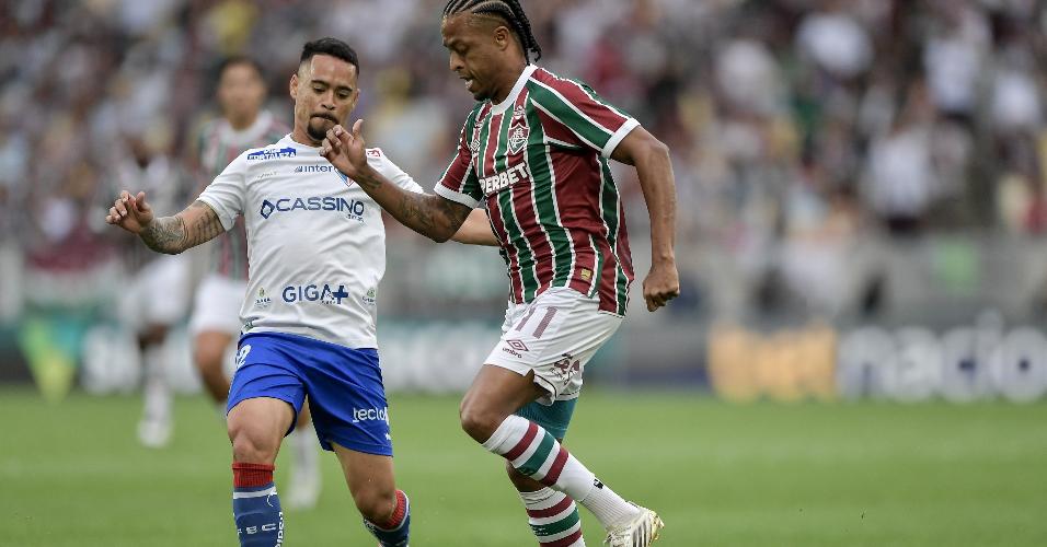 Keno, do Fluminense, encara a marcação de Pikachu, do Fortaleza, em jogo do Brasileirão