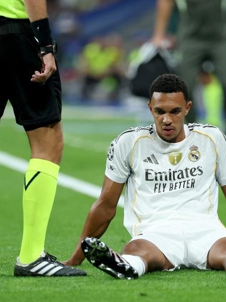 Trent Alexander-Arnold sofreu lesão no início do jogo entre Real Madrid e Olympique de Marselha pela Liga dos Campeões