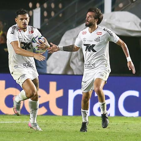 Tiquinho Soares e Lautaro Díaz comemoram gol do Santos sobre o Grêmio em duelo do Brasileirão