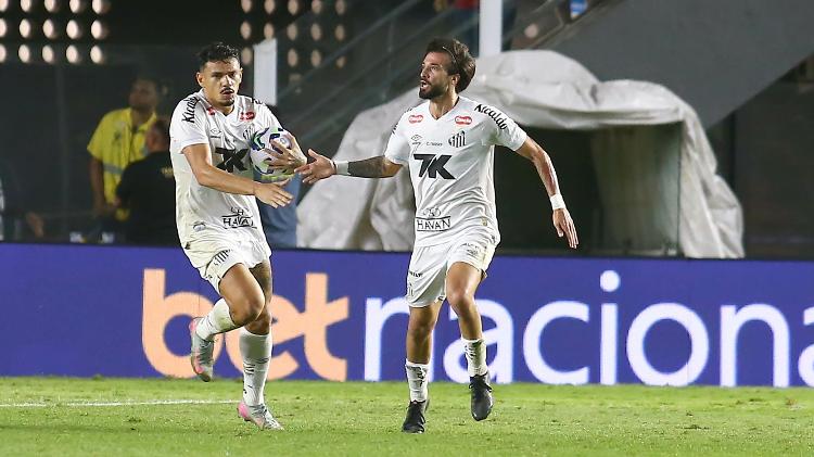 Tiquinho Soares e Lautaro Díaz comemoram gol do Santos sobre o Grêmio em duelo do Brasileirão Tiquinho Soares e Lautaro Díaz comemoram gol do Santos sobre o Grêmio em duelo do Brasileirão