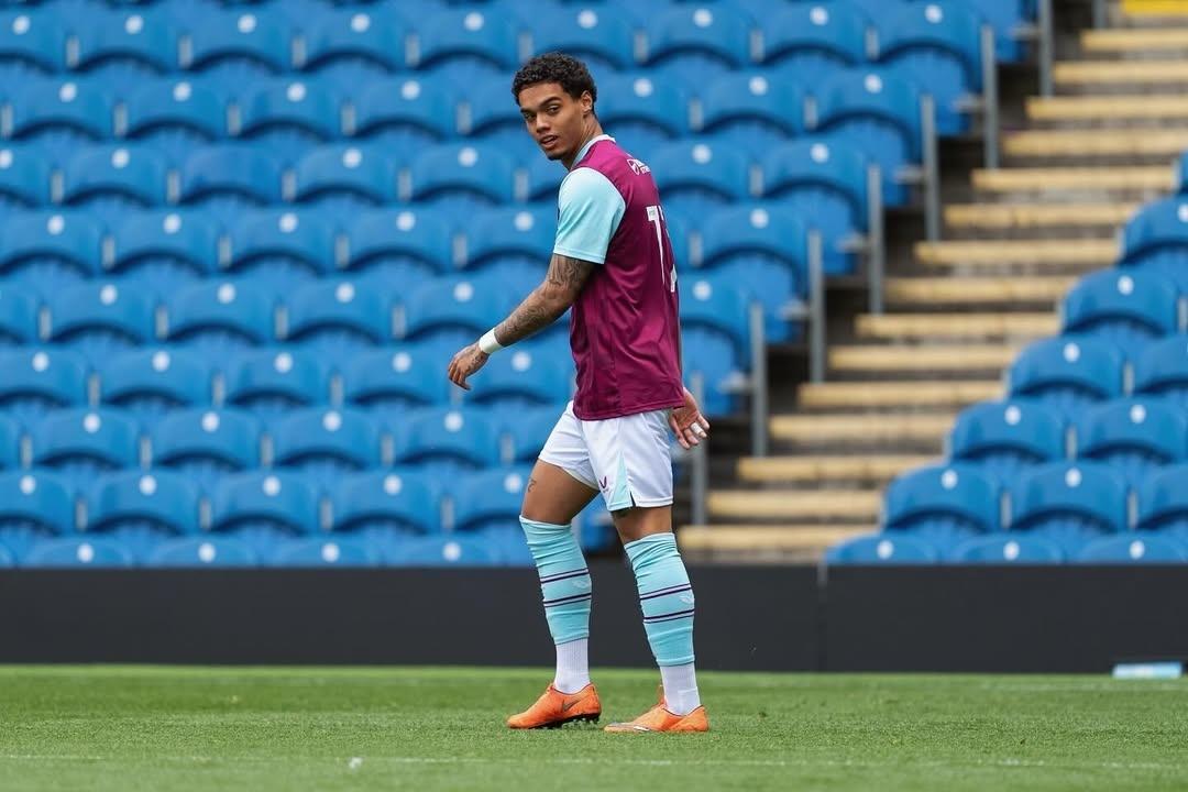 João Mendes, filho de Ronaldinho Gaúcho, em ação pela equipe sub-21 do Burnley - undefined