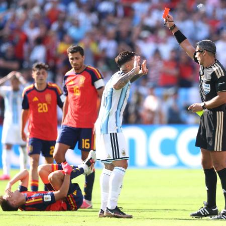 enzo-fernandez-da-argentina-e-expulso-em-jogo-contra-a-espanha-na-final-da-copa-do-mundo-1784495617772_v2_450x450 Espanha conquista bicampeonato da Copa em final épica contra Argentina; impacto para o Brasil