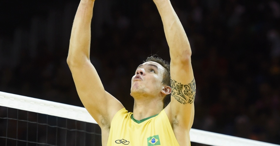 Murilo faz o levantamento para o Brasil na final do vôlei masculino contra a Argentina, no Pan