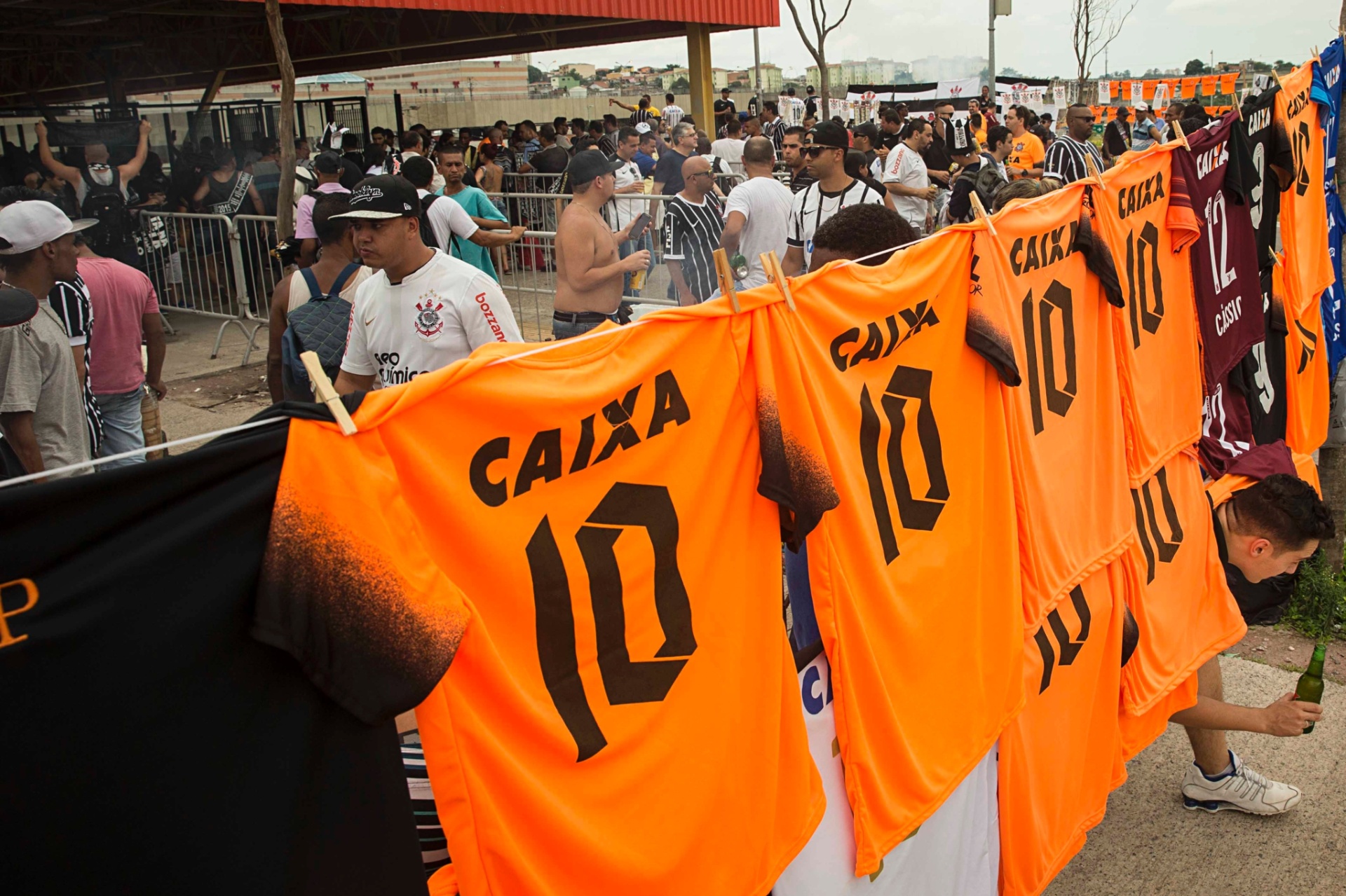 Torcedores a caminho da Arena Corinthians em cima de festa pelo título brasileiro - Eduardo Knapp/Folhapress. ESPORTES