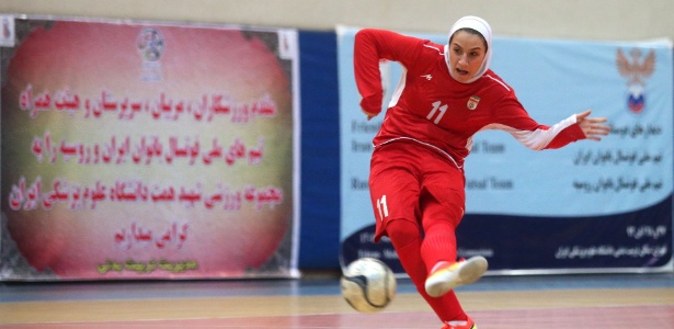 Niloofar Ardalan em ação pela seleção feminina de futsal do Irã - AFP PHOTO / ISNA NEWS AGENCY / AMIR KHOLOOSI 