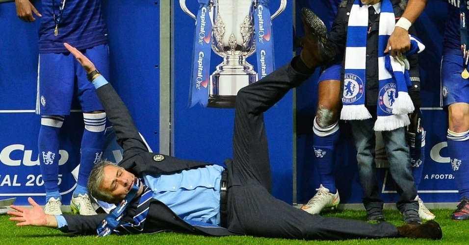 01.mar - Caído no gramado do estádio Wembley, em Londres, José Mourinho comemora recebimento do troféu de campeão inglês da temporada 2014/15, título que conquistou pelo Chelsea
