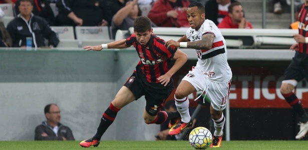 Wesley é marcado por meia do Atlético-PR - Rubenss Chiri/SPFC - Rubenss Chiri/SPFC