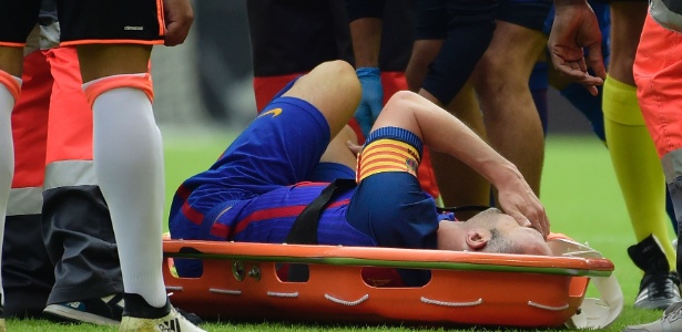 Iniesta lesionou o joelho na partida do Barcelona contra o Valencia pelo Campeonato Espanhol - JOSE JORDAN/AFP